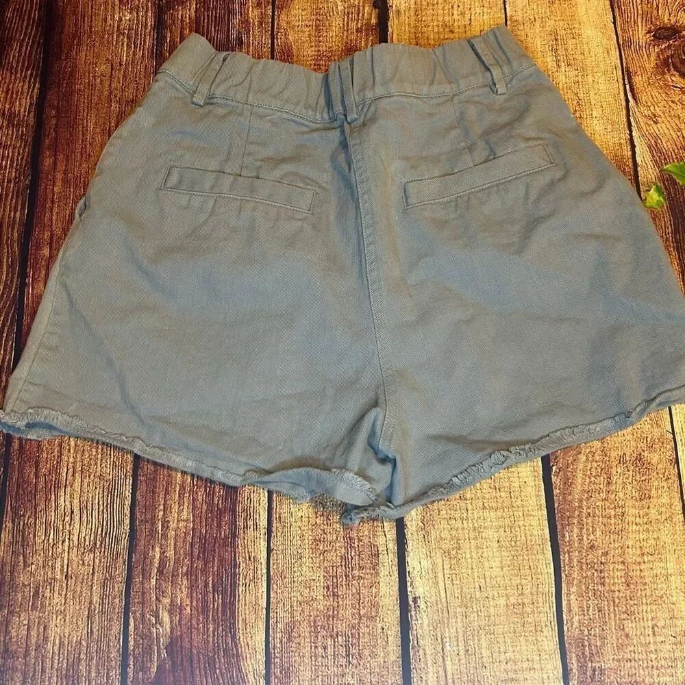 The Korner Grey Short High Rise Size 2 - Picture 2 of 6